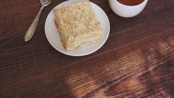 Taza Con Pastel Sobre Fondo Mesa Marrón — Vídeos de Stock