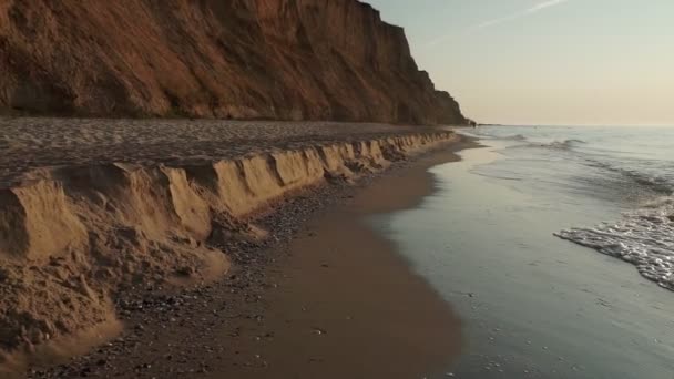 Plaża Piankowy Ocean Fale Morskie Myjące Piasek Fale Uderzają Piaszczystą — Wideo stockowe