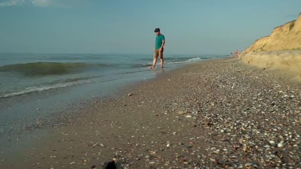 Silueta Hombre Caminando Pacíficamente Largo Una Playa Desierta Amanecer Paisaje — Vídeos de Stock