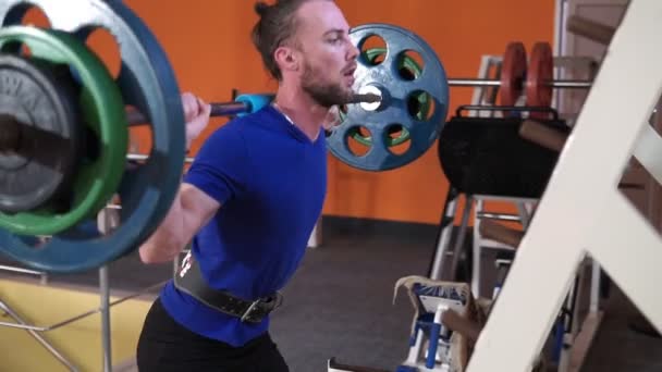 Hombre Gimnasio Levanta Barra Entrenamiento Muscular Con Pesas Levantamiento Pesas — Vídeos de Stock