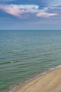 Gökyüzü ve deniz geniş ufku ile rahatlatıcı deniz manzarası