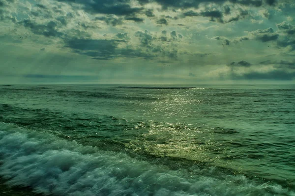 Όμορφο Ηλιοβασίλεμα Πάνω Από Θάλασσα Αντανάκλαση Στο Νερό Μεγαλοπρεπή Σύννεφα — Φωτογραφία Αρχείου