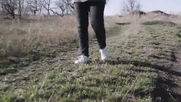 Una Mujer Calzado Deportivo Camina Largo Camino Forestal Áspero — Vídeos de Stock