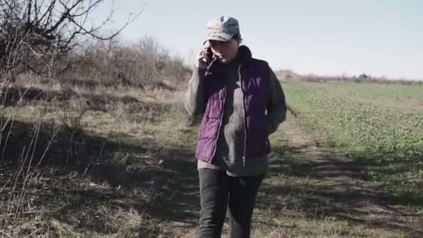 Una Joven Está Caminando Por Camino Rural Hablando Por Teléfono — Vídeos de Stock