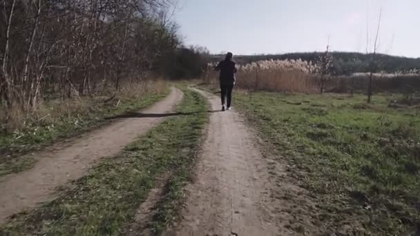 Een Jonge Vrouw Loopt Een Landweg Praat Aan Telefoon — Stockvideo