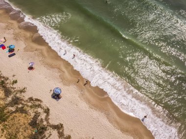 Dalgalı kumsal ve denizin havadan görünüşü