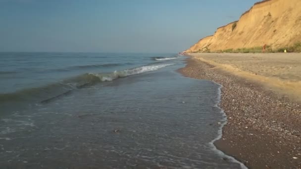 Praia Oceano Espumoso Ondas Mar Lavar Areia Ondas Bater Praia — Vídeo de Stock