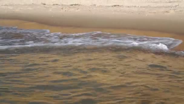 Tengerpart Habzó Óceán Tengerhullámok Homok Mosás Hullámok Elérik Homokos Partot — Stock videók