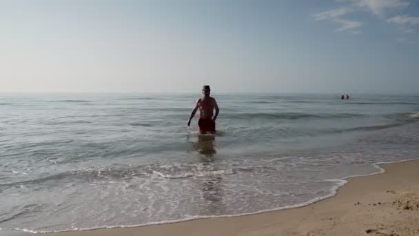 Взрослый Человек Выходит Морской Воды Берег Фоне Морского Пейзажа — стоковое видео