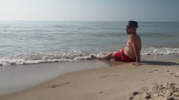 Homem Adulto Calções Está Sentado Praia — Vídeo de Stock