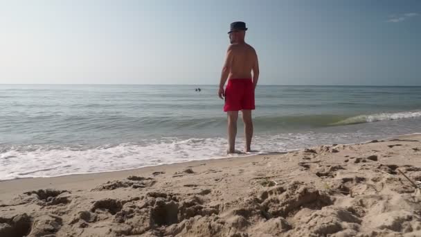 Дорослий Колючий Чоловік Розслабляється Пляжі Захоплюється Видом — стокове відео