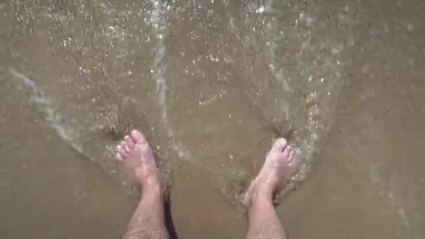 Männerbeine Männerfüße Meer Männerfüße Meeresufer — Stockvideo