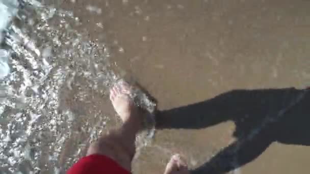 Hombre Pantalones Cortos Caminando Por Playa Dejando Huellas Agua Clara — Vídeo de stock