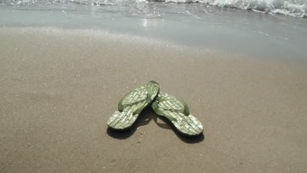 Zapatillas Hombre Playa Bañadas Por Agua — Vídeo de stock