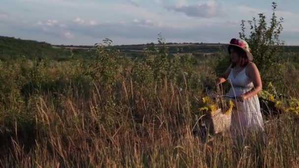 Kırsal Yolda Bisiklet Süren Açık Renk Elbiseli Şapkalı Genç Bir — Stok video