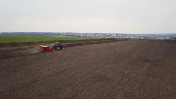 Vista Aerea Del Trattore Con Seminatrice Montata Che Effettua Semina — Video Stock