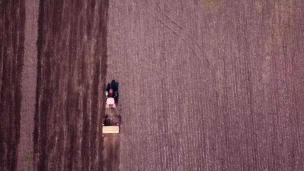 Luchtfoto Van Een Trekker Met Gemonteerde Zaaimachine Die Rechtstreeks Zaaien — Stockvideo