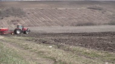 Atlı ekicili traktör tarlalarda doğrudan ekin tohumu yapıyor. Tarlaya ekin ekme tekniği. Tohum ekmek toprağa ekme sürecidir..