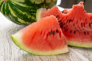 Taze olgun dilimlenmiş karpuz ahşap kırsal arka planda