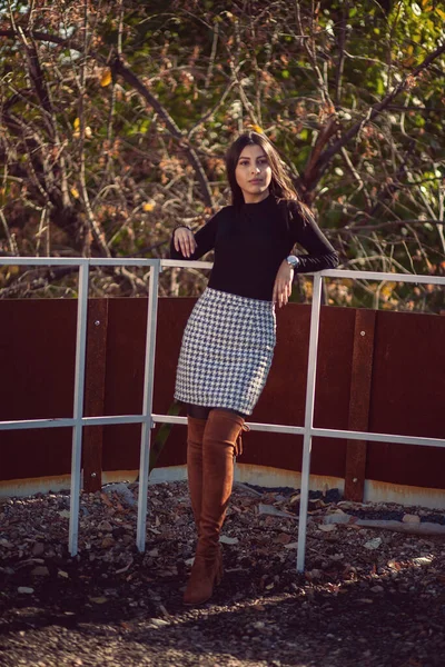 Şehir parkında poz veren genç ve modaya uygun bir kızın moda kadın portresi..