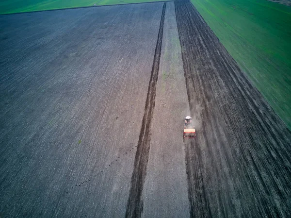 Ciągnik Polu Wykonywania Siewu Wiosennego Widok Góry Drone Pov — Zdjęcie stockowe