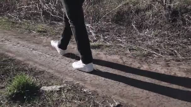 Eine Frau Sportschuhen Geht Einen Holprigen Waldweg Entlang — Stockvideo