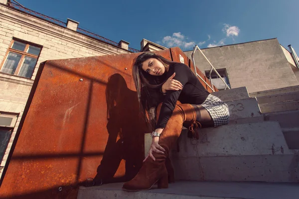 Elegante Modelo Menina Posando Sentado Nos Passos Edifício — Fotografia de Stock