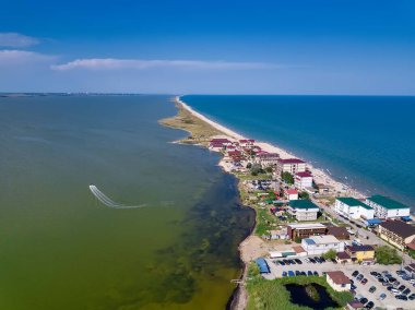 Ukrayna 'nın Odessa bölgesindeki Curortnoe deniz tükürük merkezi. Plaj ve denizin havadan görünüşü.