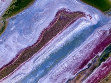 Kuş uçuşu sırasında urornoe haliçlerini kurutmanın inanılmaz güzelliği. Ekolojik rezerv Curortnoe haliç, Odessa, Ukrayna kıyı bölgesinin en üst görüntüsü. Kenar mahallelerdeki İHA 'dan denize hava manzarası