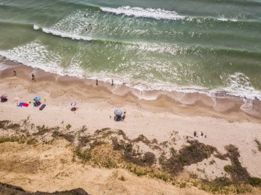 Dalgalı kumsal ve denizin havadan görünüşü
