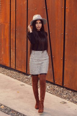 Modern binanın arka planında poz veren güzel bir kız modeli.