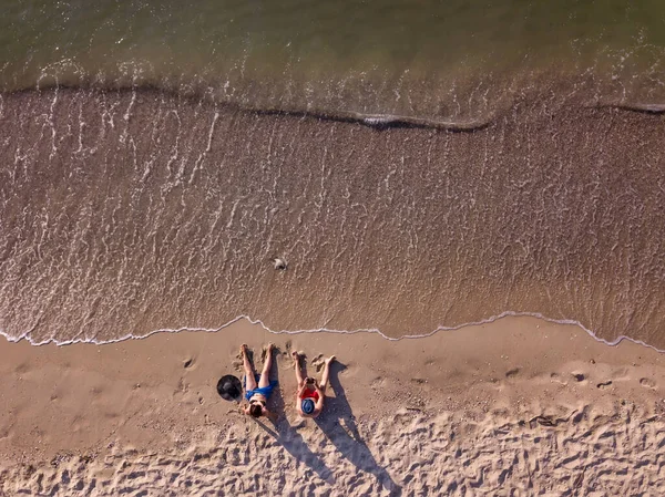 Фото Безпілотника Пара Лежить Пляжі Вид Зверху — стокове фото