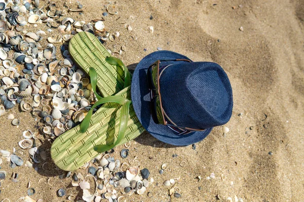 Accessoires Voor Het Strand Liggend Het Zand Heren Slippers Zonnebrillen — Stockfoto