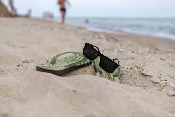 Accessoires Voor Het Strand Liggend Het Zand Heren Slippers Zonnebrillen — Stockfoto