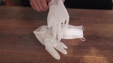 Cerrahi eldiven takan doktorlara yakın durun. Kadın eli tıbbi eldiven takıyor. Steril eldiven giyen sağlık çalışanı.