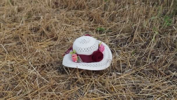 Sombrero Femenino Blanco Campo Inclinado — Vídeo de stock