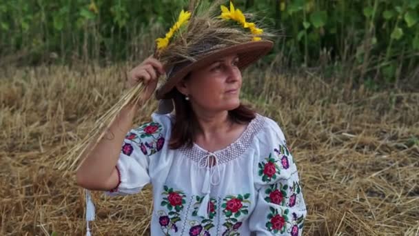 Όμορφη Γυναίκα Πρόσωπο Στο Καπέλο Και Λουλούδι Στέμμα Στο Θερινό — Αρχείο Βίντεο