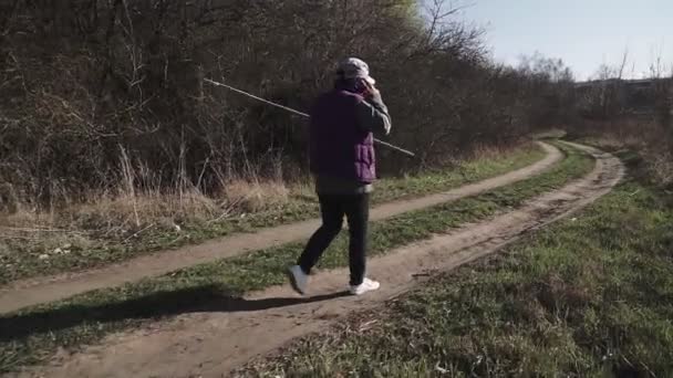 Une Jeune Femme Marche Long Une Route Campagne Parle Téléphone — Video