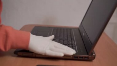 Coronavirus COVID-19 kadın elinin antibakteriyel ıslak mendille evde bilgisayar dezenfekte ederken görüntüsünü kapat