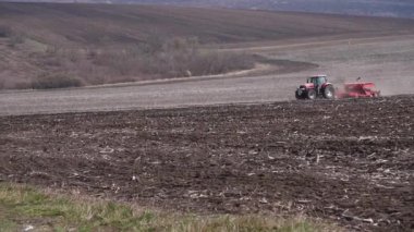Atlı ekicili traktör tarlalarda doğrudan ekin tohumu yapıyor. Tarlaya ekin ekme tekniği. Tohum ekmek toprağa ekme sürecidir..