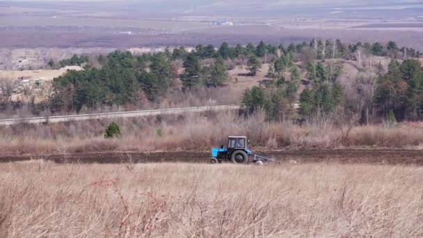 Traktor Plogar Ett Fält Våren — Stockvideo