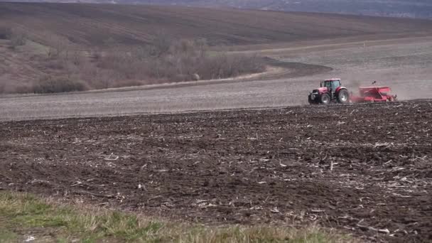 装有播种机的拖拉机 在耕地上直接播种庄稼 田里播种作物的技术 播种是在地里播种的过程 — 图库视频影像