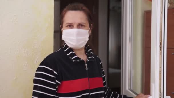 Uma Mulher Com Uma Máscara Médica Discorda Abana Cabeça Entra — Vídeo de Stock