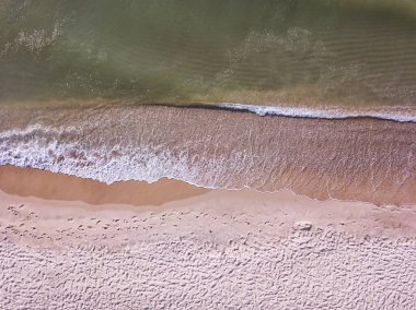 Dalgalı kumsal ve denizin havadan görünüşü
