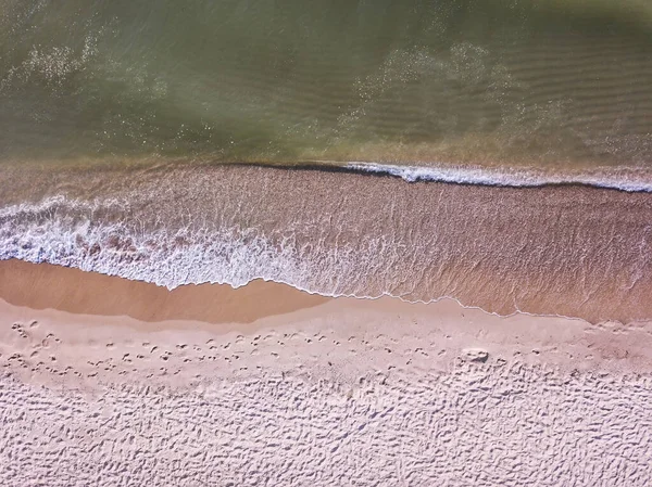 Letecký Pohled Písečnou Pláž Moře Vlnami — Stock fotografie