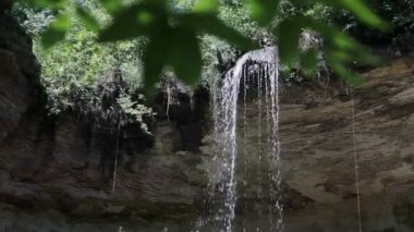 derin bir ormanda küçük bir şelale yakın (ses ile)