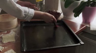 Fırın tepsisini yağla. Dişi eller fırın tepsisini yağlar. Şef pişirmeden önce tavayı silikon fırça ve yağla yağlıyor..