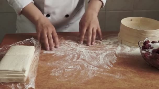 Las Mujeres Enseñan Hija Cocinar Masa Amasar Masa Juntos Extiende — Vídeo de stock