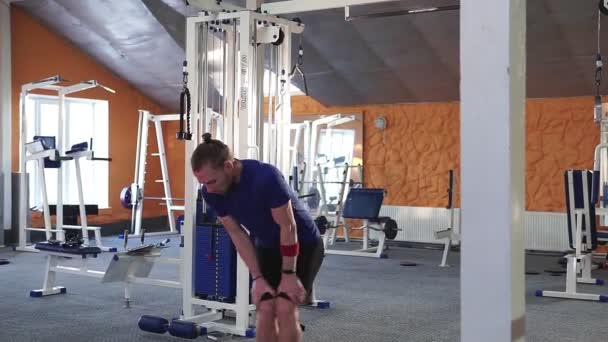 Νεαρό Αρσενικό Άτομο Κάνει Ασκήσεις Στο Στούντιο Γυμναστικής — Αρχείο Βίντεο
