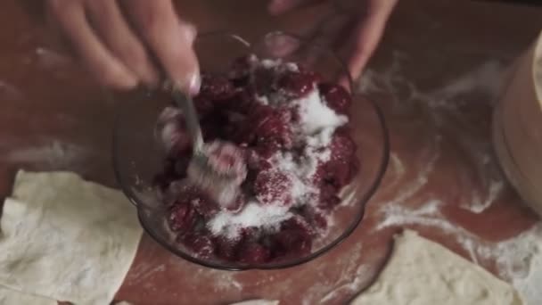 Les Mains Des Femmes Baratter Les Cerises Avec Sucre Pour — Video